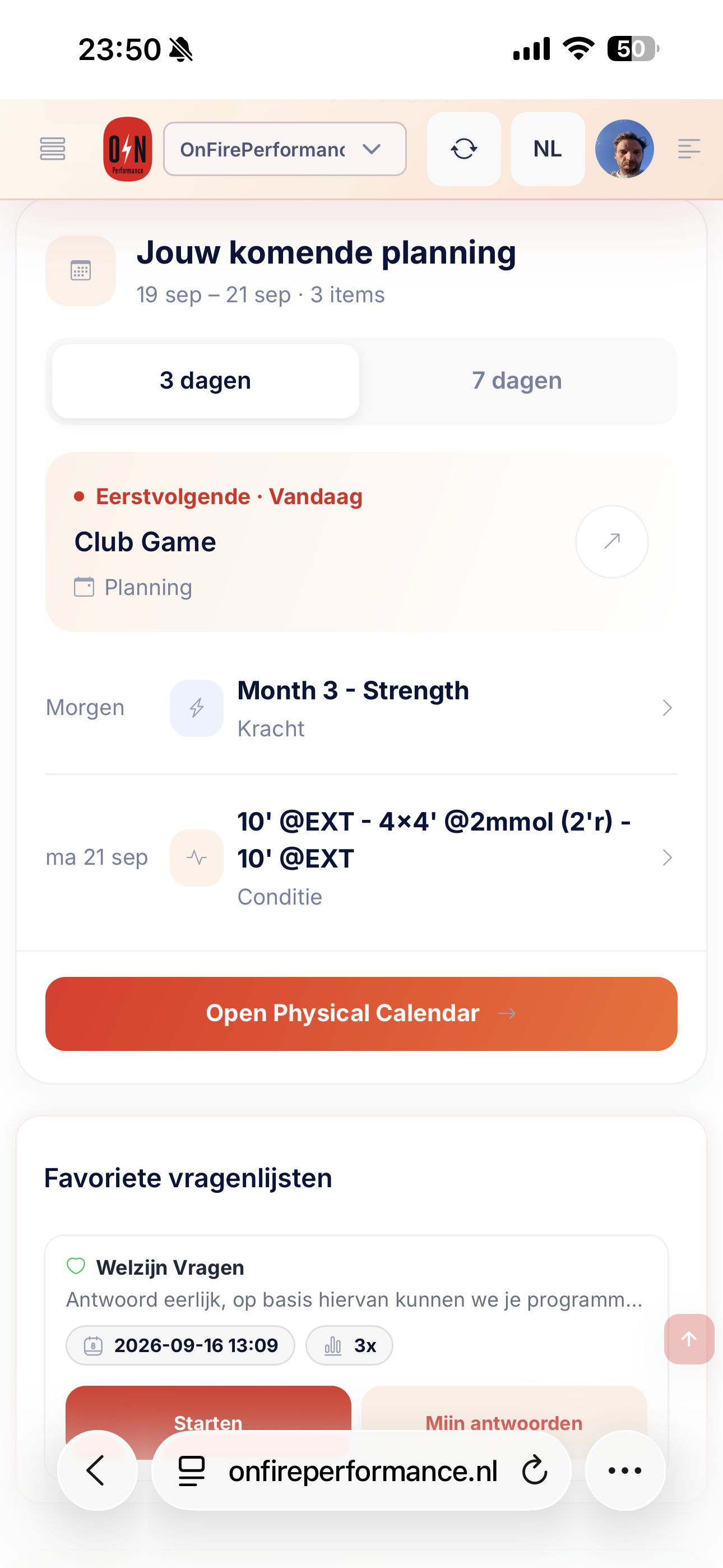 OnFire Performance teamportaal op iPhone met planning, trainingen en vragenlijsten